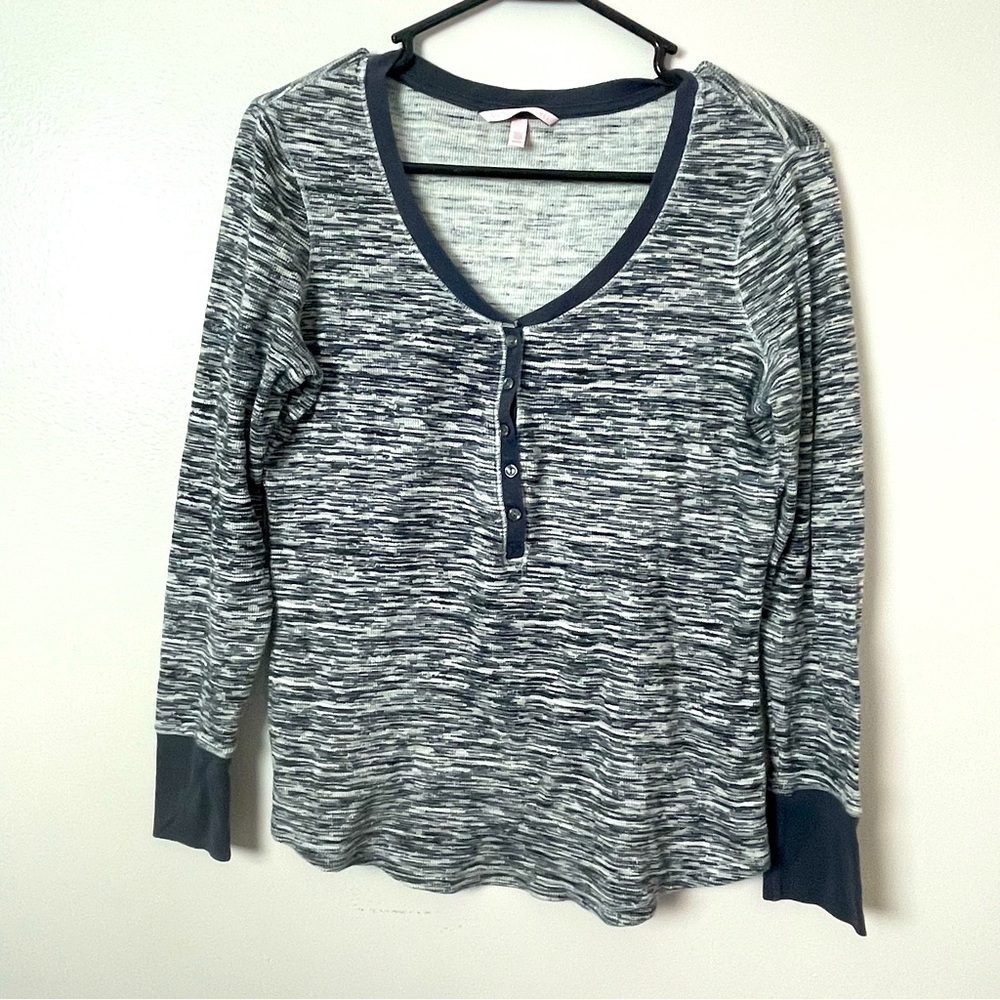 Victoria’s Secret Black & White Thermal V-Neck Shirt – Medium